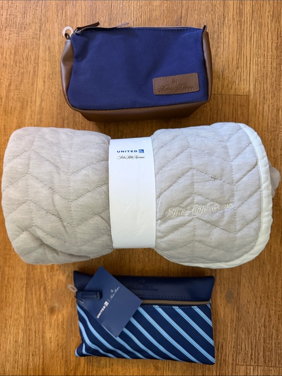 Saks Fifth Avenue Other - UNITED AIRLINES SAKS FIFTH AVENUE BLANKET FIRST CLASS THROW BROOKS BROTHERS BAG